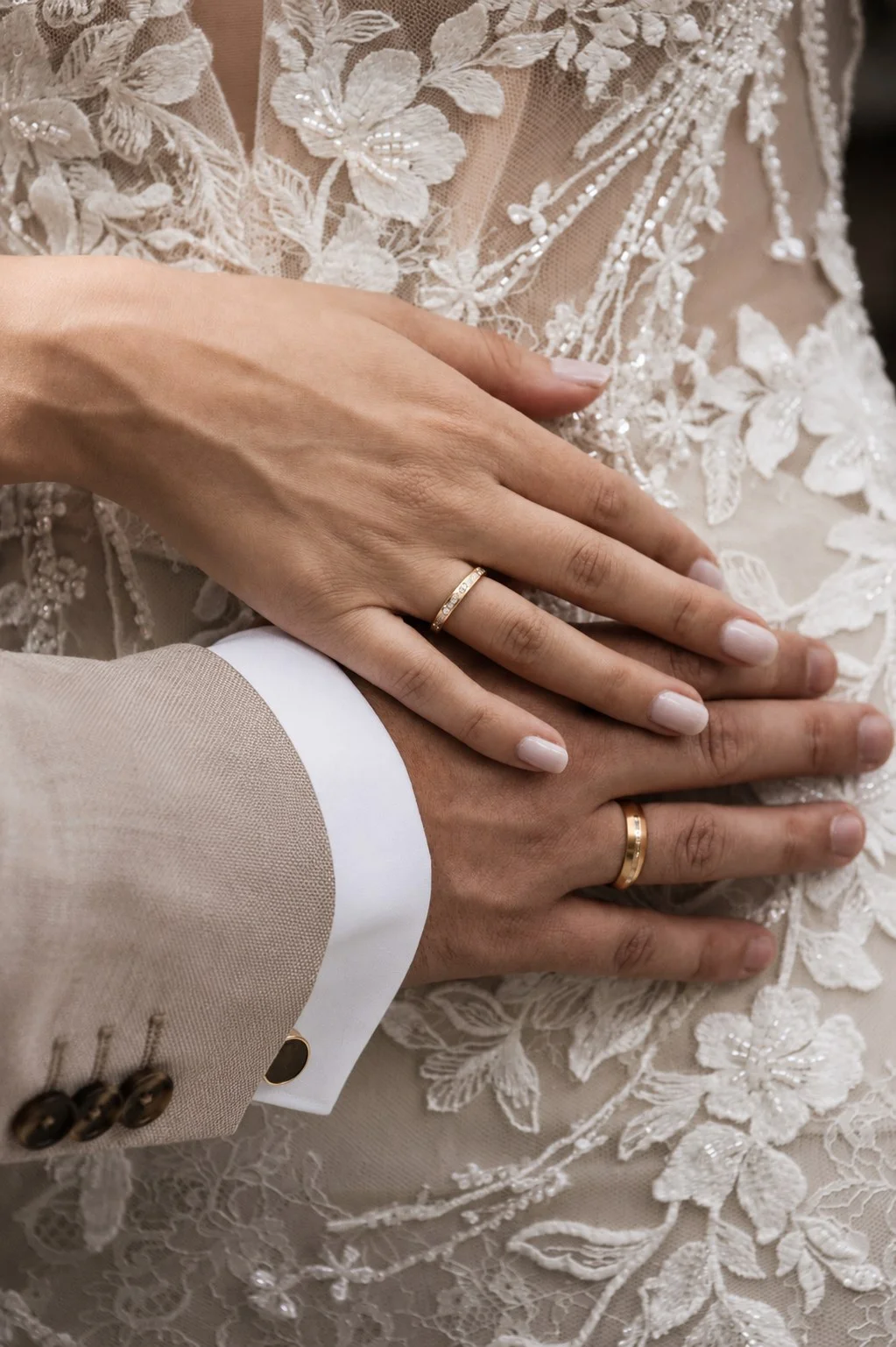 Hände des Hochzeitspaares mit Trauringen