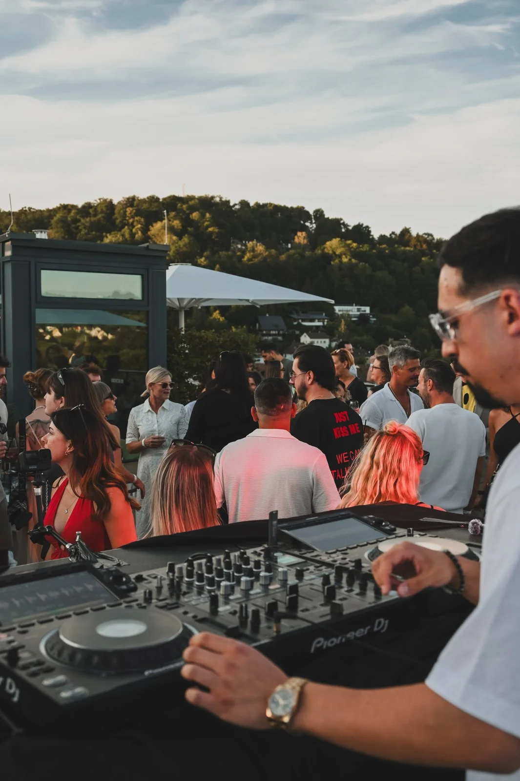 DJ-Pult und Publikum