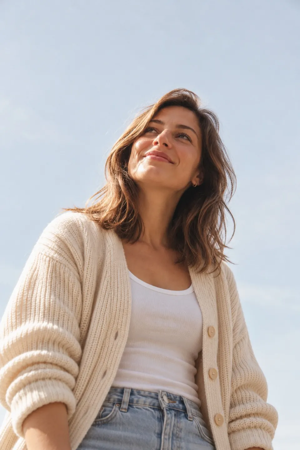 Natürliches Frauenportrait mit Blick ins Sonnenlicht